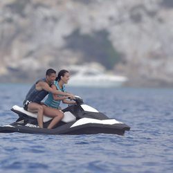 Cristiano Ronaldo y Georgina Rodríguez montando en una moto acuática en Ibiza