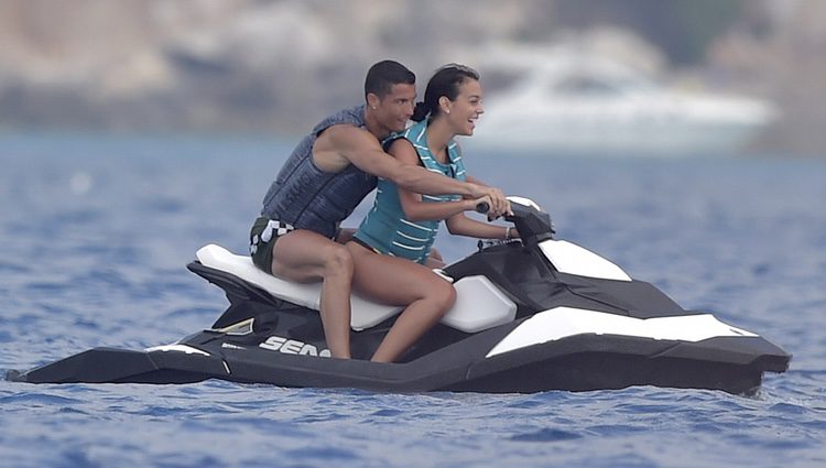 Cristiano Ronaldo y Georgina Rodríguez montando en una moto acuática en Ibiza
