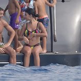 Cristiano Ronaldo y Georgina Rodríguez charlando en un yate