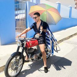 Miguel Ángel Silvestre montando en moto por Alicante