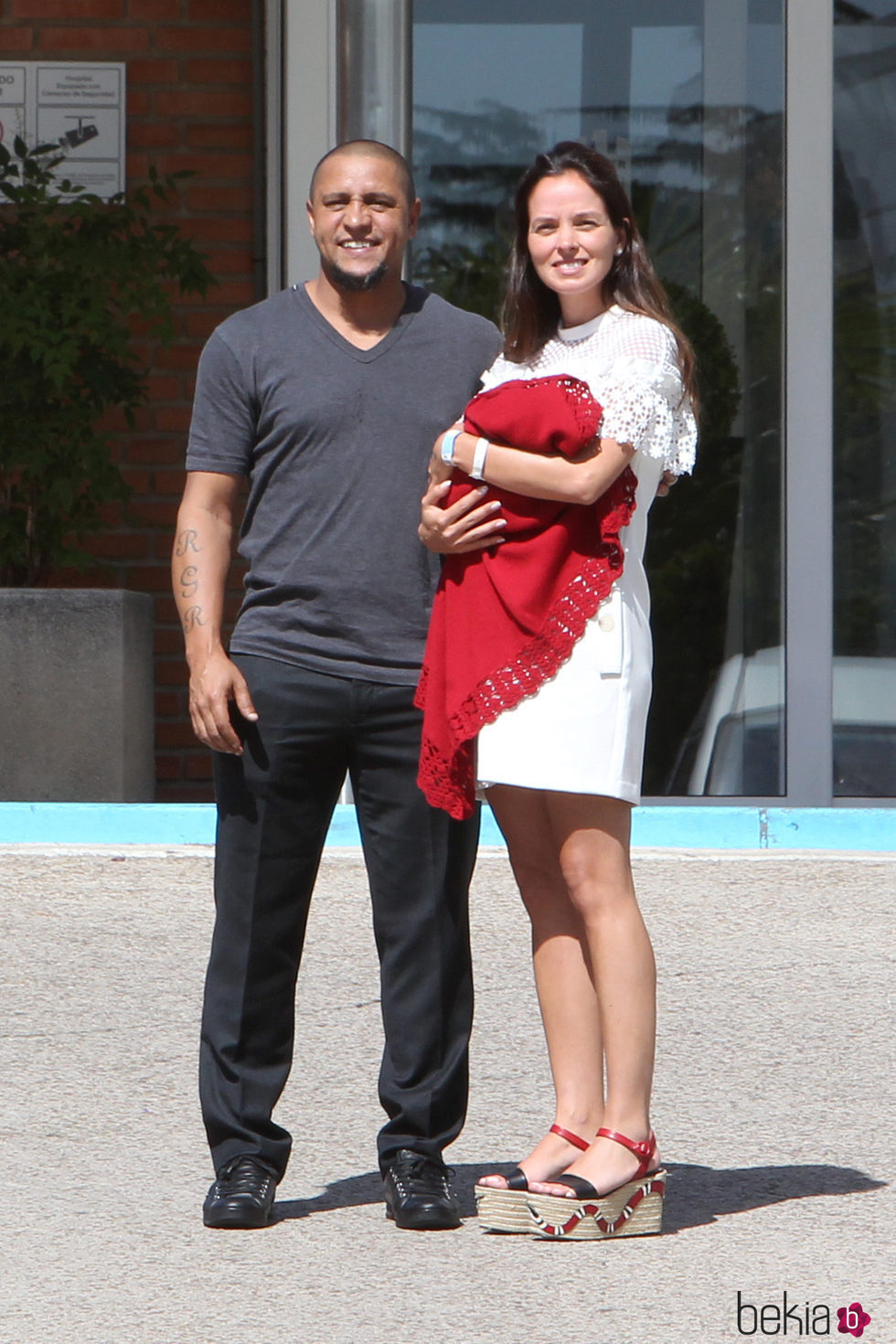 Roberto Carlos y su mujer Mariana presentando a su segunda hija Marina