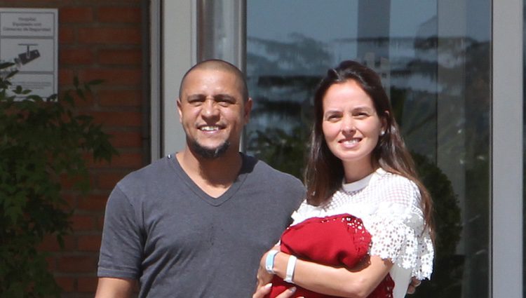 Roberto Carlos y su mujer Mariana presentando a su segunda hija Marina