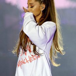 Ariana Grande emocionada en su concierto One Love Manchester