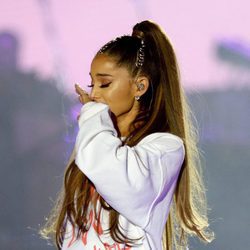 Ariana Grande emocionada en su concierto One Love Manchester