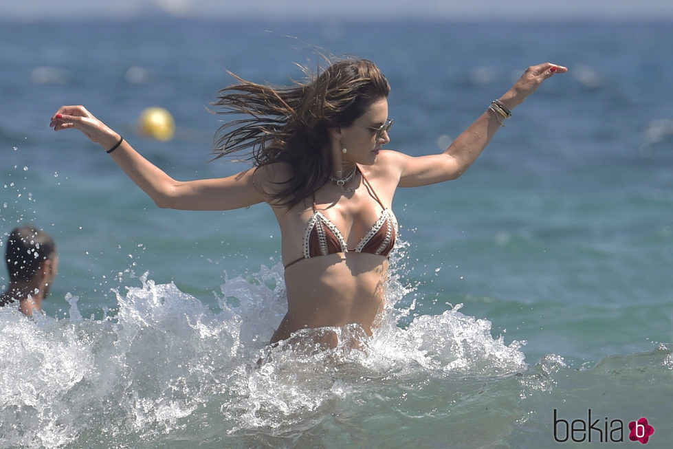 Alessandra Ambrosio bañándose en las playas de Ibiza
