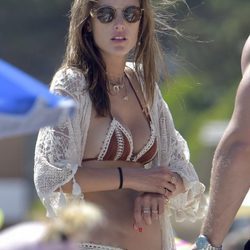 Alessandra Ambrosio pasando sus vacaciones en Ibiza