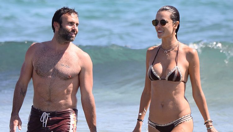 Alessandra Ambrosio y Jamie Mazur durante sus vacaciones en Ibiza