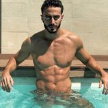 Marco Ferri luciendo cuerpazo dándose un chapuzón en la piscina