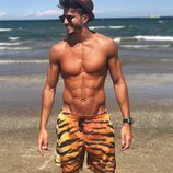 Marco Ferri presumiendo de cuerpo con un bañador de tigre