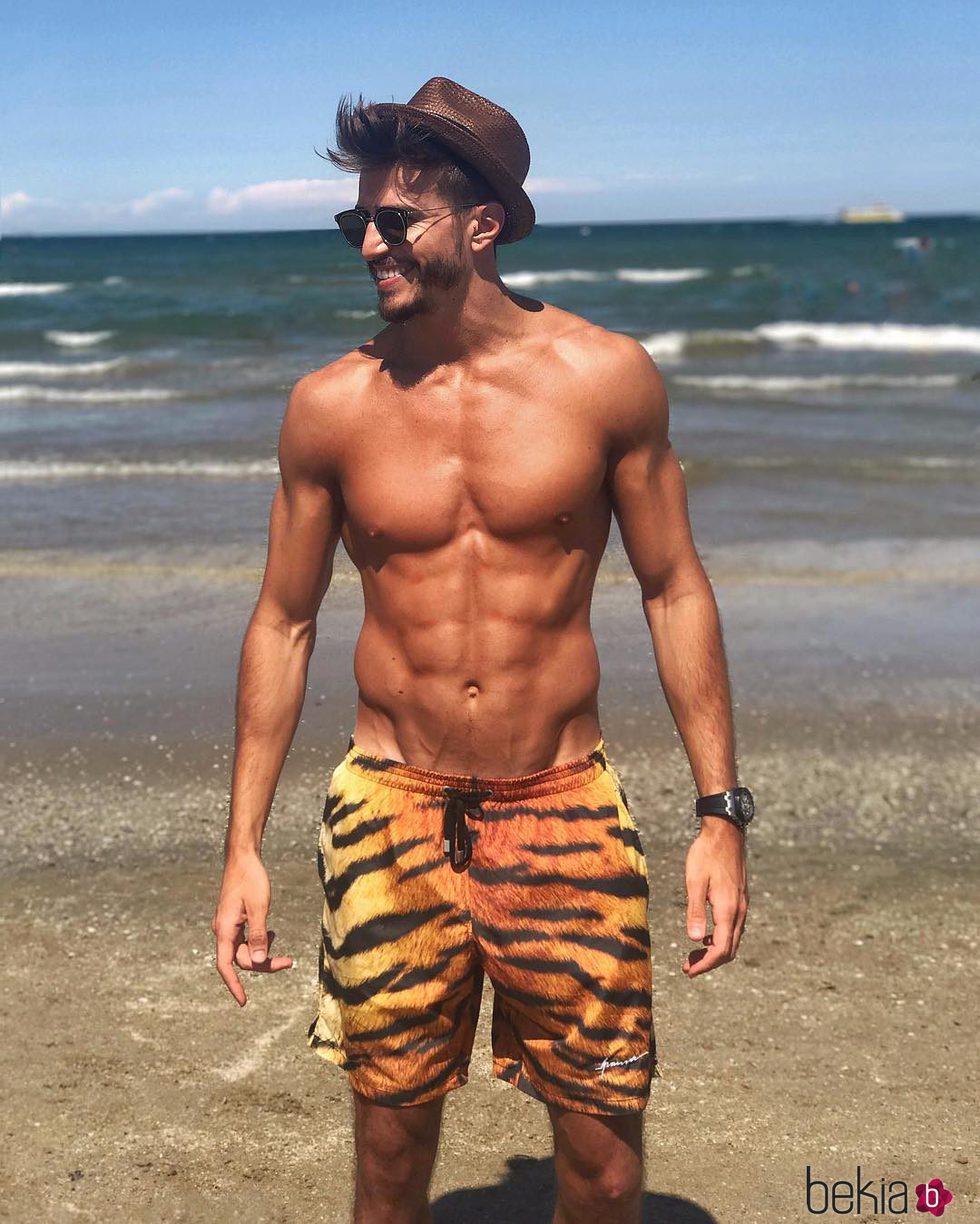 Marco Ferri presumiendo de cuerpo con un bañador de tigre