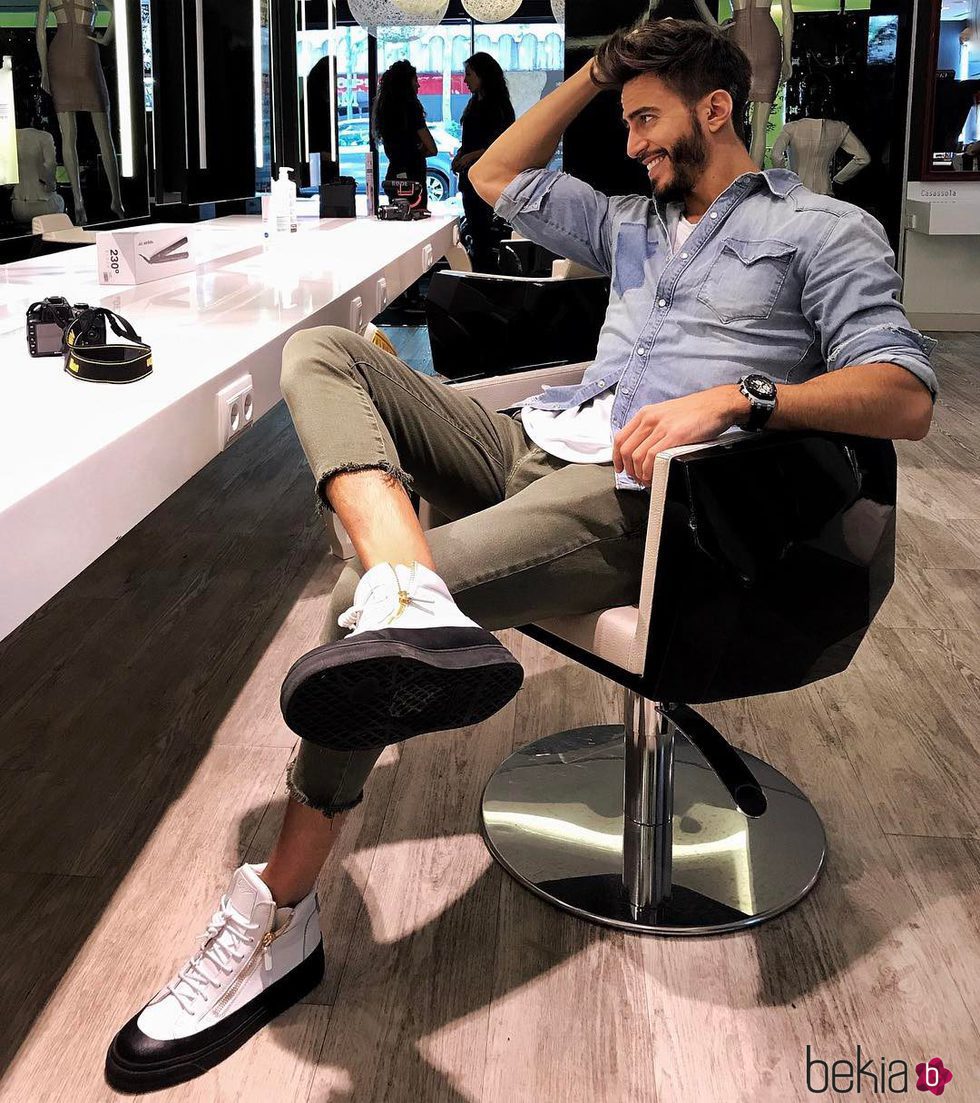 Marco Ferri posando en la peluquería