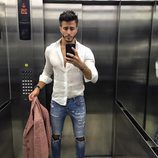 Marco Ferri fotografiándose en el espejo del ascensor