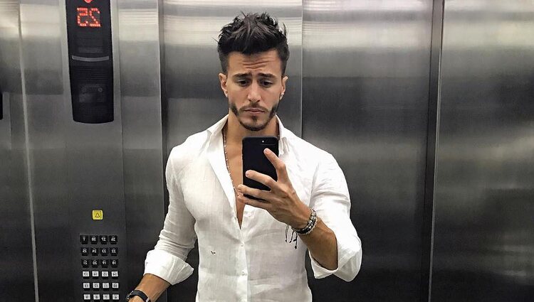 Marco Ferri fotografiándose en el espejo del ascensor