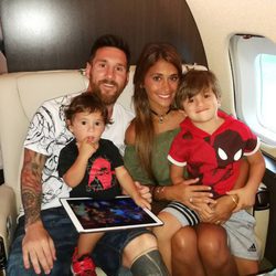 Leo Messi y Antonella Roccuzzo regresando de su luna de miel con sus dos hijos