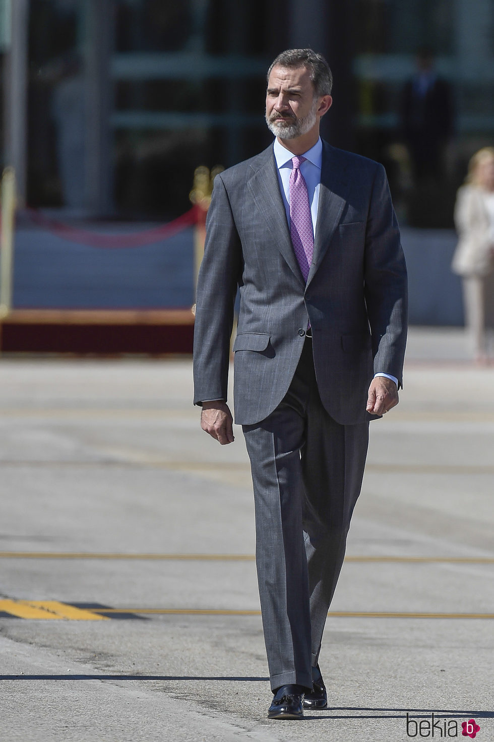 El Rey Felipe en el aeropuerto de Barajas antes de coger el vuelo para dar comienzo a su Viaje de Estado a Reino Unido