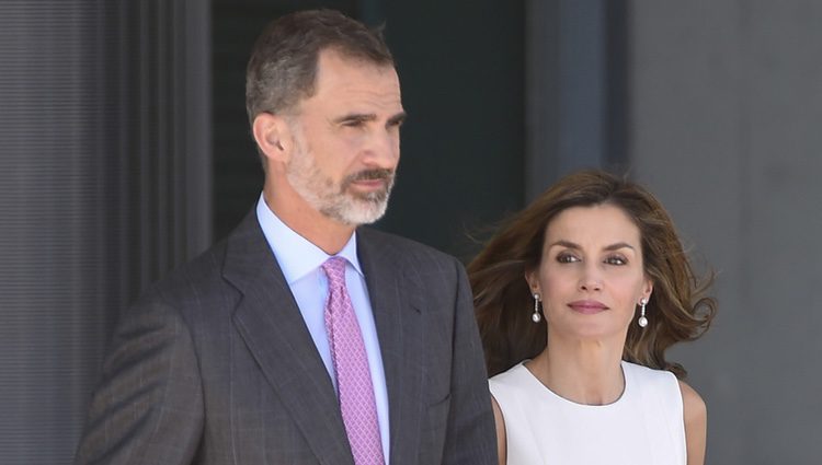 Los Reyes Felipe y Letizia en su despedida en Barajas al comienzo de su Viaje de Estado a Reino Unido