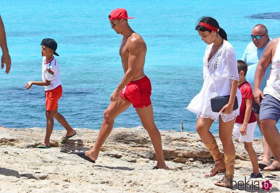 Cristiano Ronaldo, Georgina Rodríguez y Cristiano Ronaldo Junior en Formentera