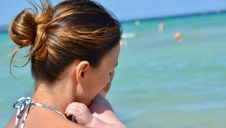 Helen Lindes disfrutando del primer día de playa de su hijo Alan