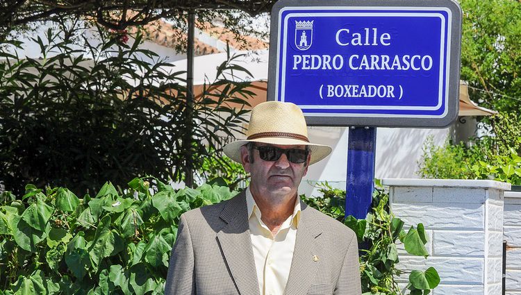 Ramón Carrasco en la inauguración de una calle en Chipiona con el nombre de su hermano