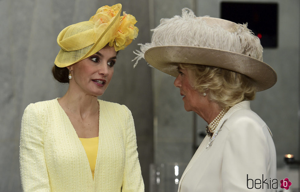 La Reina Letizia habla con Camilla Parker al comienzo de su Viaje de Estado a Reino Unido