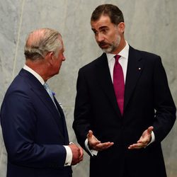 El Rey Felipe habla con el Príncipe Carlos al comienzo de su Viaje de Estado a Reino Unido