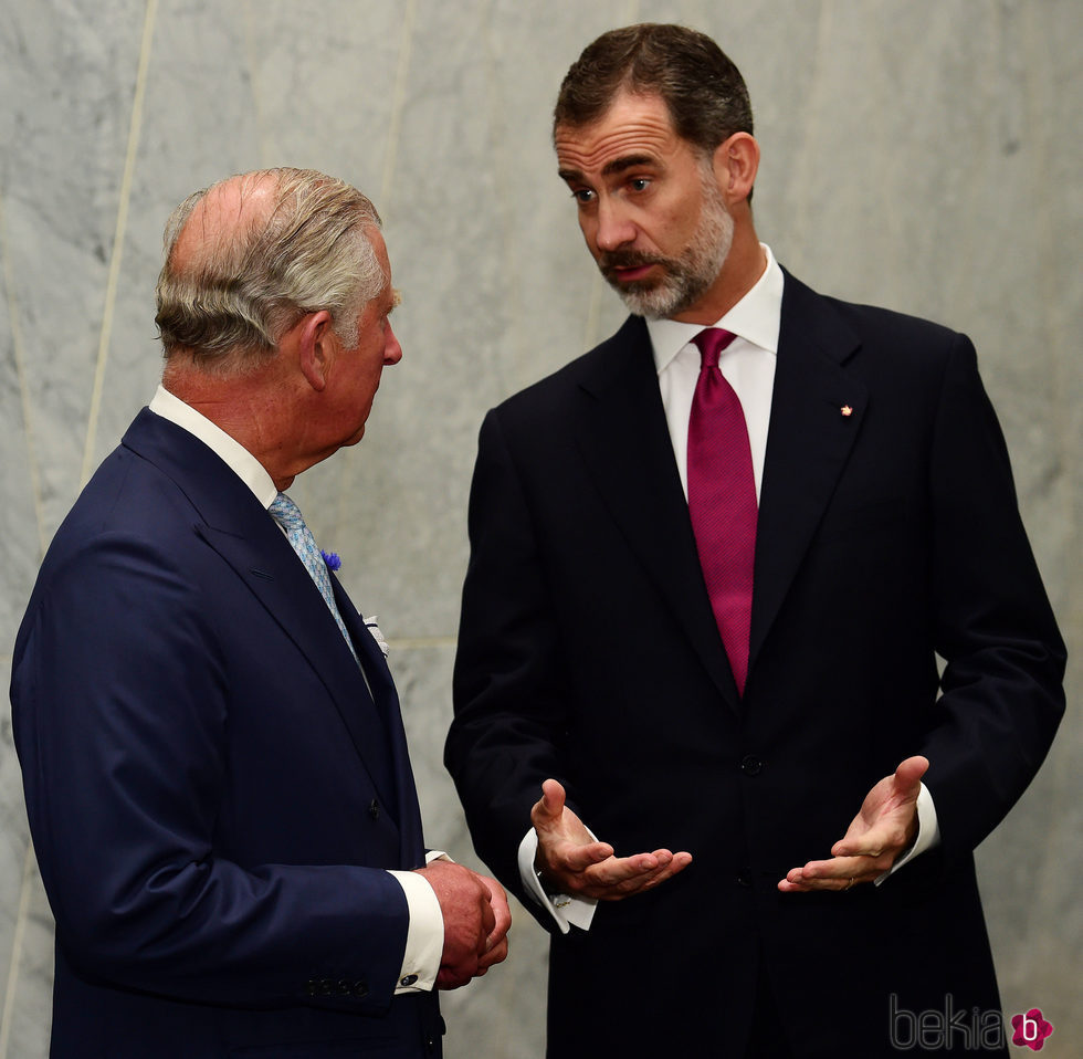 El Rey Felipe habla con el Príncipe Carlos al comienzo de su Viaje de Estado a Reino Unido
