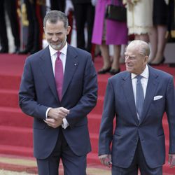 El Rey Felipe con el Duque de Edimburgo en la ceremonia de bienvenida por su Viaje de Estado a Reino Unido