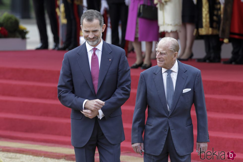 El Rey Felipe con el Duque de Edimburgo en la ceremonia de bienvenida por su Viaje de Estado a Reino Unido