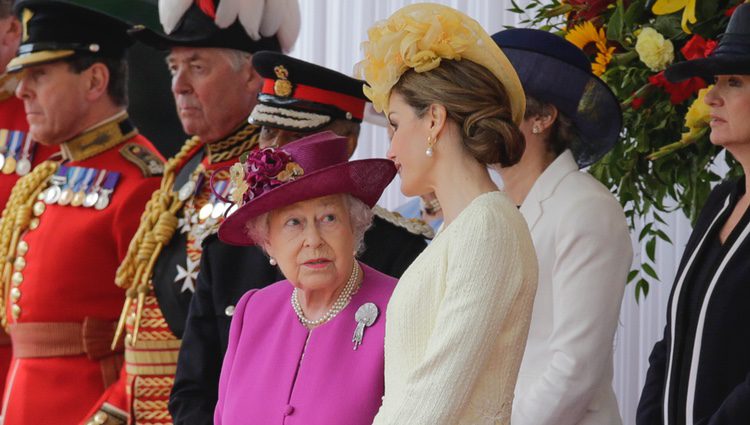 La Reina Isabel charla con la Reina Letizia en la ceremonia de bienvenida a los Reyes de España por su Viaje de Estado a Reino Unido