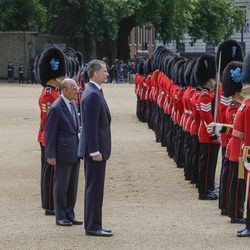 El Rey Felipe y el Duque de Edimburgo pasan revista en la ceremonia de bienvenida a los Reyes de España por su Viaje de Estado a Reino Unido
