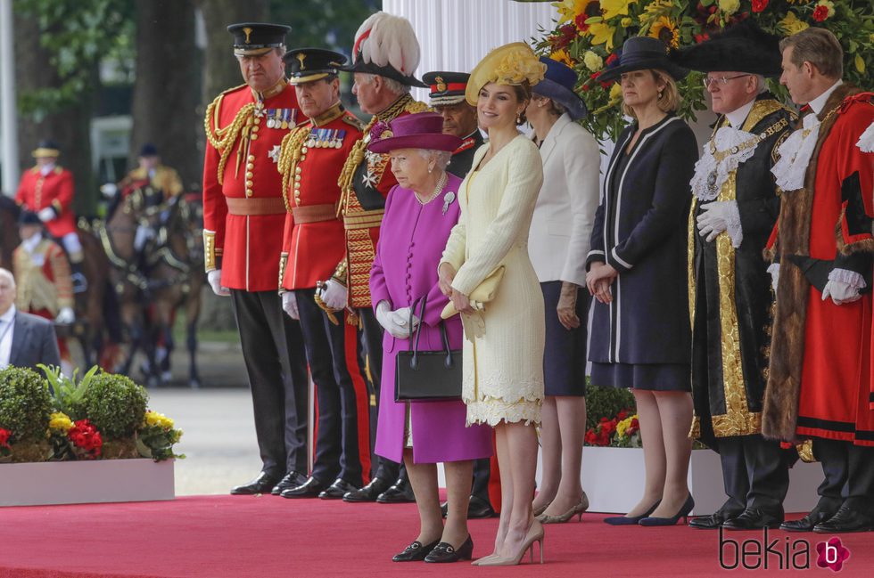 La Reina de Inglaterra y la Reina de España en la ceremonia de bienvenida a los Reyes de España por su Viaje de Estado a Reino Unido