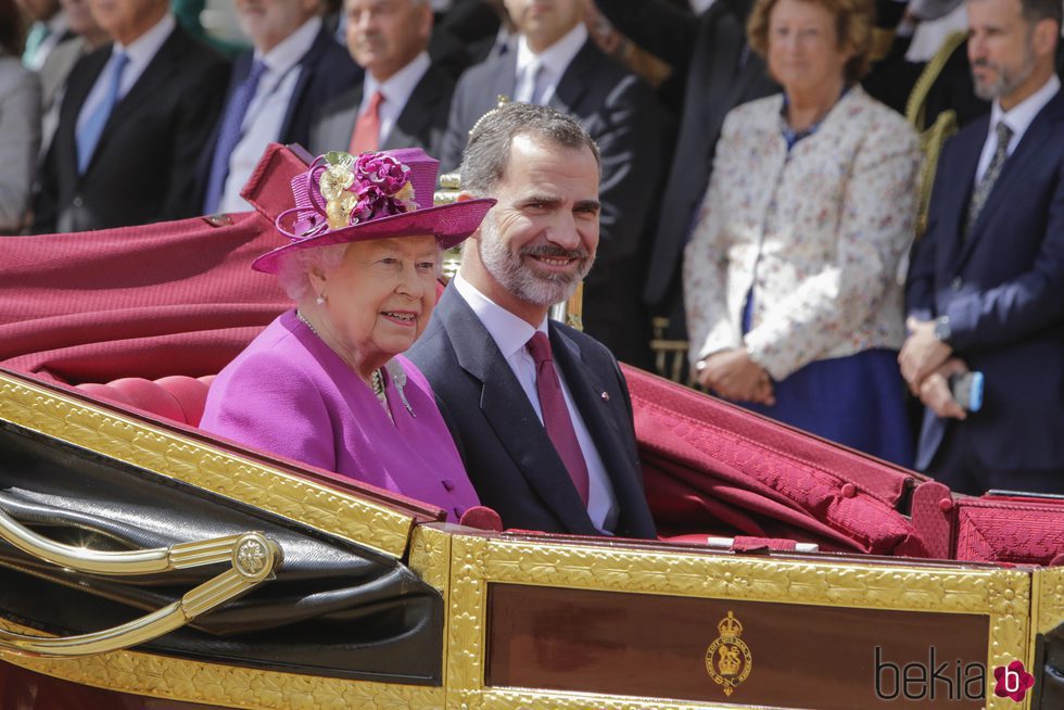 La Reina Isabel y el Rey Felipe en coche de caballos en Londres
