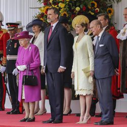 Los Reyes Felipe y Letizia con la Reina Isabel y el Duque de Edimburgo en la recepción con motivo de su Viaje de Estado a Reino Unido