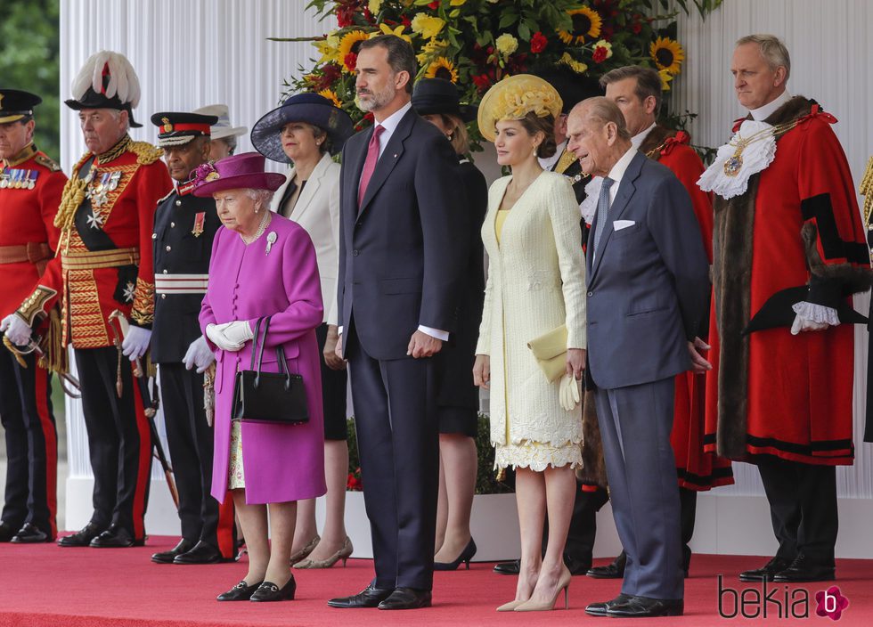 Los Reyes Felipe y Letizia con la Reina Isabel y el Duque de Edimburgo en la recepción con motivo de su Viaje de Estado a Reino Unido