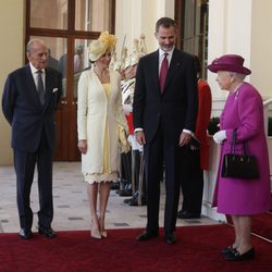 Los Reyes Felipe y Letizia llegan a Buckingham Palace con la Reina Isabel y el Duque de Edimburgo en su Viaje de Estado a Reino Unido