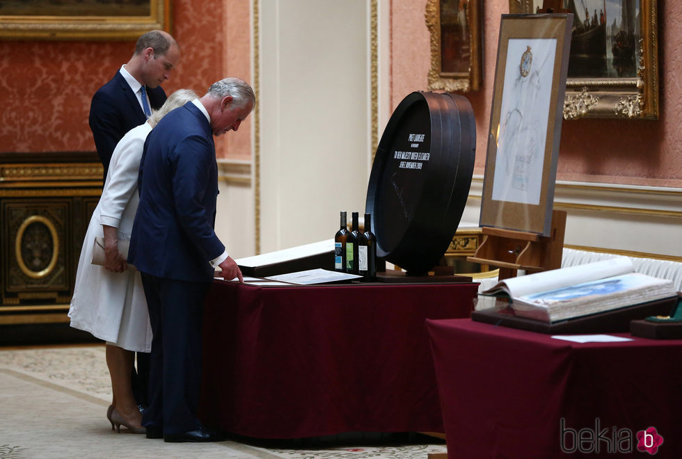 El Príncipe Carlos, Camilla Parker y el Príncipe Guillermo durante la visita a unos objetos españoles en Buckingham Palace