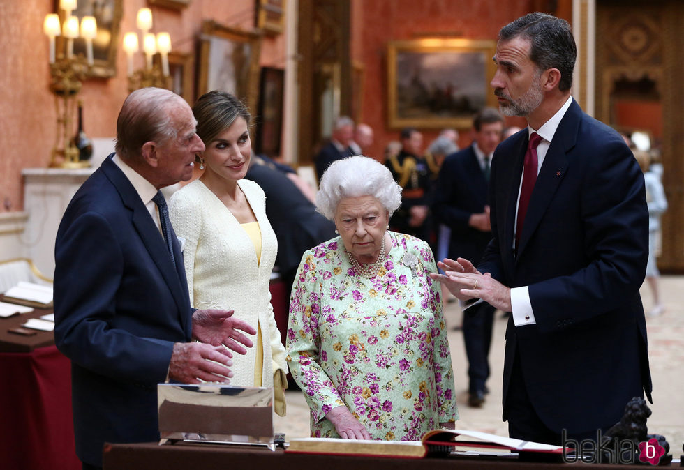 Los Reyes Felipe y Letizia visitan una exposición de objetos españoles en Buckingham Palace con la Reina Isabel y el Duque de Edimburgo