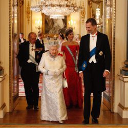 La Reina Isabel y el Rey Felipe, seguidos del Duque de Edimburgo y la Reina Letizia en la cena de gala en Buckingham Palace
