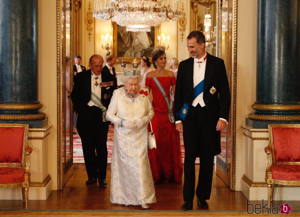 La Reina Isabel y el Rey Felipe, seguidos del Duque de Edimburgo y la Reina Letizia en la cena de gala en Buckingham Palace
