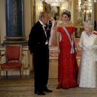 La Reina Isabel y el Duque de Edimburgo charlan con los Reyes Felipe y Letizia en la cena de gala en Buckingham Palace