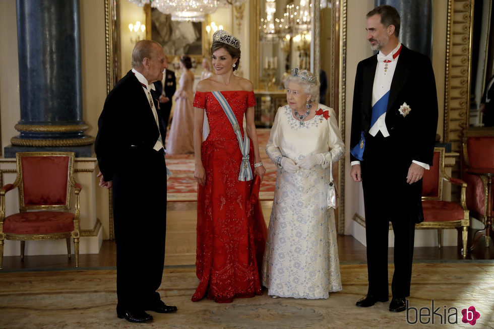 La Reina Isabel y el Duque de Edimburgo charlan con los Reyes Felipe y Letizia en la cena de gala en Buckingham Palace