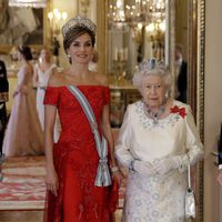 La Reina Letizia, luciendo un vestido de Felipe Varela, la Reina Isabel en la cena de gala en honor a los Reyes de España