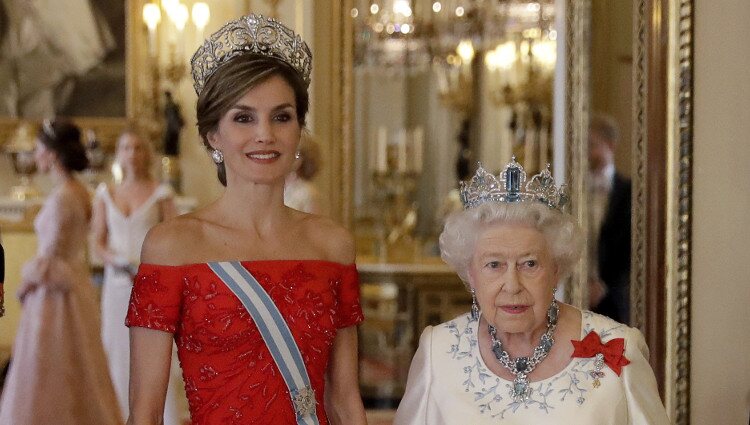 La Reina Letizia, luciendo un vestido de Felipe Varela, la Reina Isabel en la cena de gala en honor a los Reyes de España
