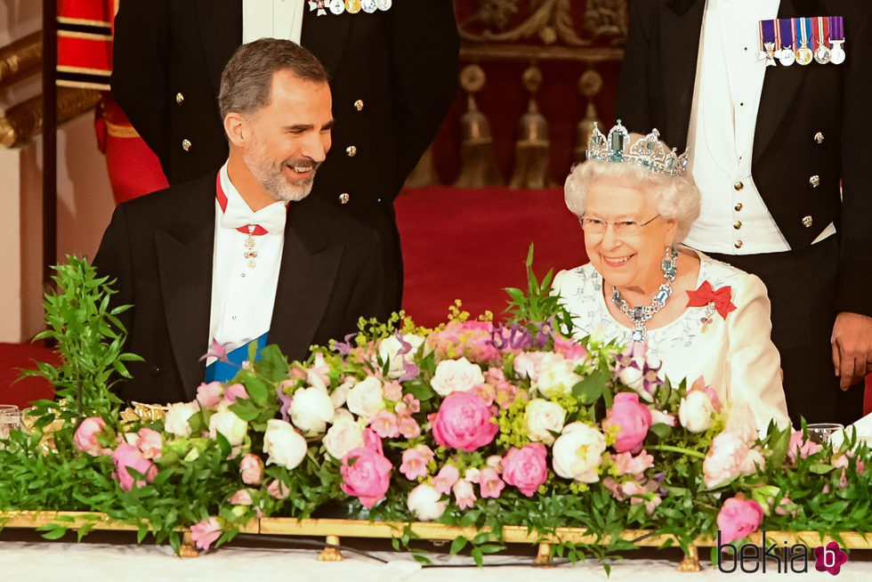 El Rey Felipe y la Reina Isabel, muy sonrientes en la cena de gala en honor a los Reyes de España en Buckingham Palace