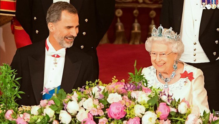 El Rey Felipe y la Reina Isabel, muy sonrientes en la cena de gala en honor a los Reyes de España en Buckingham Palace