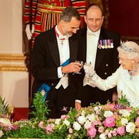 El Rey Felipe y la Reina Isabel brindan en la cena de gala en honor a los Reyes de España en Buckingham Palace
