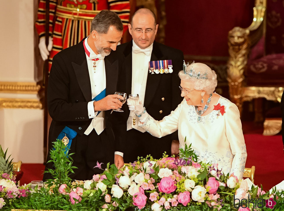 El Rey Felipe y la Reina Isabel brindan en la cena de gala en honor a los Reyes de España en Buckingham Palace