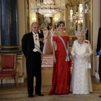 Los Reyes Felipe y Letizia con la Reina Isabel y el Duque de Edimburgo en la cena de gala en su honor en Buckingham Palace