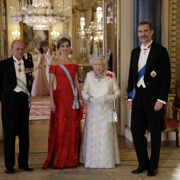 Los Reyes Felipe y Letizia con la Reina Isabel y el Duque ...