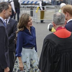 Los Reyes Felipe y Letizia saludan al Príncipe Harry a su llegada a la Abadía de Westminster